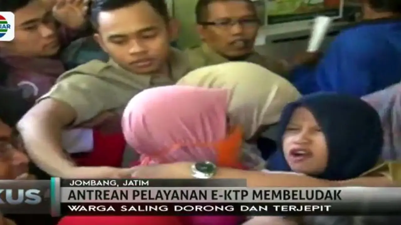 Saling Dorong Warnai Antrian E-KTP di Disdukcapil Jombang