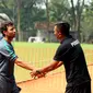 Pelatih Timnas Indonesia U-22, Luis Milla Aspas (kedua kanan) menyalami asisten pelatih Persita, Wiganda Saputra usai laga uji coba di Lapangan SPH Karawaci, Tangerang, Selasa (25/4). Timnas Indonesia U-22 unggul 2-1. (Liputan6.com/Helmi Fithriansyah)