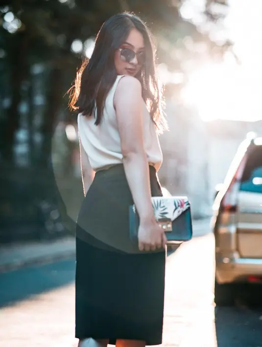 Penyanyi kelahiran Gresik yang juga model ini memang tak pernah gagal dalam bergaya. Mengenakan pakaian putih hitam, ia tampil percaya diri. Aksesoris kacamata dan tas kecil melengkapi penampilannnya yang memesona. (Liputan6.com/IG/@memes_prameswari)