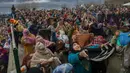 Umat muslim memanjatkan doa saat imam memamerkan peninggalan Nabi Muhammad pada peringatan Isra Miraj di Masjid Hazratbal, Srinagar, Kashmir, India, Jumat (12/3/2021). Ribuan muslim Kashmir berkumpul di Masjid Hazratbal yang menyimpan janggut Nabi Muhammad. (AP Photo/Dar Yasin)