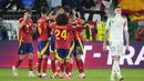 Selebrasi para pemain Timnas Spanyol merayakan kemenangan 1-0 di depan pemain Timnas Italia, Alessandro Bastoni usai berakhirnya laga matchday kedua Grup B Euro 2024 di Arena Aufschalke, Gelsenkirchen, Jerman, Kamis (20/6/2024). (AP Photo/Martin Meissner)