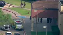 Suasana saat aparat keamanan berusaha membekuk pelaku penembakan di Santa Fe High School, Texas, Amerika Serikat, Jumat (18/5). Sepuluh orang tewas dan 10 lainnya luka-luka dalam peristiwa tersebut. (KTRK-TV ABC13 via AP)