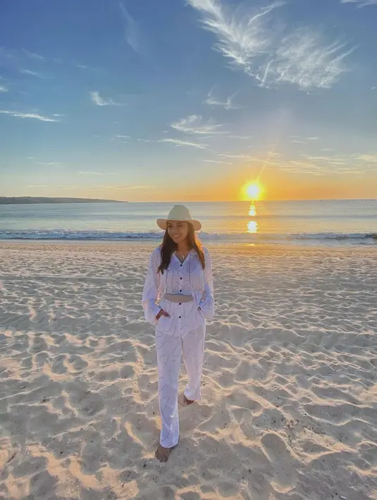 "Saya nggak suka ada berita yang batal nikah, saya nggak suka berita-berita gitu. Karena hubungan kami nggak ada rusak. Bahkan saya benci kalau tiba-tiba abis diwawancarain tau-tau besoknya batal nikah padahal kan kita mundur tahun depan," ucap Atta. (Instagram/aurelie.hermansyah)