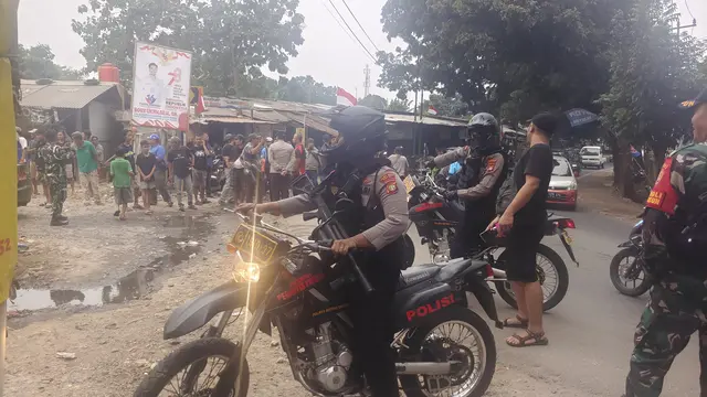 Aparat kepolisian Polsek Sukmajaya bersama Polres Metro Depok bersiaga usai keributan antar kelompok di Jalan KSU, Kecamatan Sukmajaya, Kota Depok.
