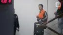 Komisi Pemberantasan Korupsi (KPK) menahan Bupati Rejang Lebong, Provinsi Bengkulu, Muhammad Fikri Thobari, sebagai tersangka terkait kasus dugaan suap proyek di lingkungan Pemerintahan Kabupaten Rejang Lebong, pada Rabu (11/3/2026). Tampak dalam foto, Bupati Rejang Lebong, Muhammad Fikri Thobari, saat digiring petugas menuju mobil tahanan usai menjalani pemeriksaan di Gedung Merah Putih Komisi Pemberantasan Korupsi (KPK), Jumat (11/3/2026) dini hari WIB. (Liputan6.com/Helmi Fithriansyah)