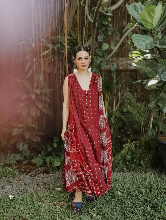 Andien juga memiliki cara tersendiri pakai batik. Ia memilih cutting yang tak biasa untuk penampilannya sehingga menjadikan batik terlihat lebih modern. (Foto: Instagram/ Andien)