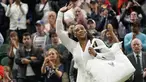 Petenis AS Serena Williams melambai saat meninggalkan lapangan setelah kalah dari Harmony Tan dari Prancis dalam pertandingan tunggal putri babak pertama pada hari kedua kejuaraan tenis Wimbledon di London, Selasa (28/6/2022). Serena kalah dari Harmony Tan 7-6, 1-6, 7-6 (10-7). (AP Photo/Alberto Pezzali)