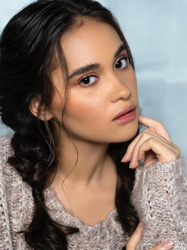 Aurora Ribero, aktris cantik yang jadi lawan main Iqbaal Ramadhan di film terbaru. (Sumber: Instagram/@auroraribero)