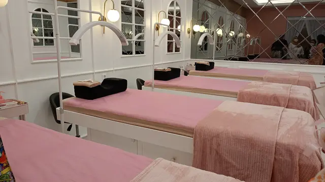 Mani Pedi hingga Lash Lift Jadi Ide Quality Time Ibu dan Anak Perempuan di Akhir Pekan