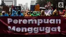 <p>Massa yang tergabung dari berbagai elemen masyarakat melakukan aksi damai dengan membentangkan poster di kawasan Monumen Nasional, Jakarta, Indonesia, Rabu (8/3/2023). Dalam aksi memperingati Hari Wanita Internasional, mereka menyerukan untuk melawan segala bentuk penindasan hak, perlindungan, menolak perkawinan anak serta menjamin kesehatan perempuan. (Liputan6.com/Johan Tallo)</p>