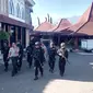 Kepolisian bersenjata lengkap berjaga di depan rumah dinas Wali Kota Batu di Jalan Panglima Sudirman Kota Batu, Jawa Timur. (Liputan6.com/Zainul Arifin)