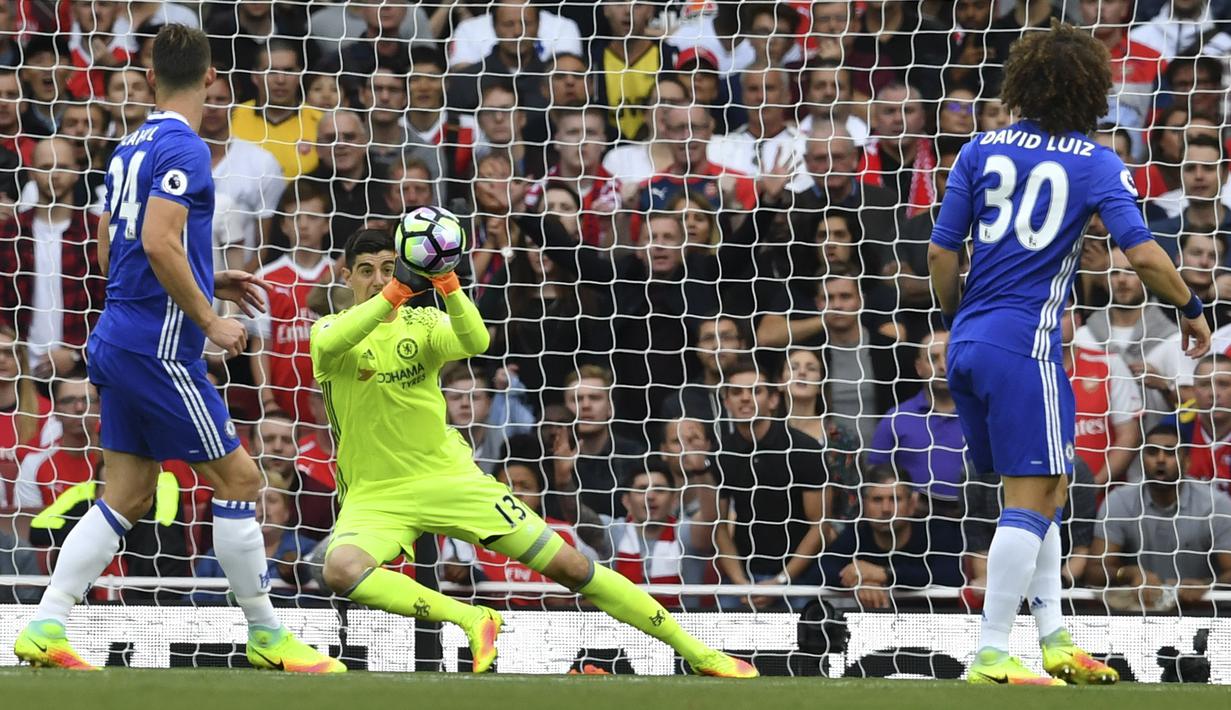 Pihak Chelsea pun telah mengumumkan terkait kepindahan peraih sarung tangan emas di Piala Dunia 2018 itu ke Real Madrid. (AFP/Ben Stansall)
