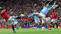 Gelandang Manchester United, Bruno Fernandes (nomor 8), berduel dengan penyerang Manchester City, Erling Haaland (nomor 9), dalam laga di Old Trafford, Manchester, Sabtu (17/1/2026). (Darren Staples / AFP)