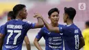 Pemain PSIS Semarang Pratama Arhan Alif Rifai (kanan) merayakan gol ketiga yang dicetaknya ke gawang Persikabo 1973 melalui tendangan penalti dalam pertandingan babak penyisihan Piala Menpora 2021 di Stadion Manahan, Solo, Kamis (25/3/2021). PSIS Semarang menang 3-1. (Bola.com/Arief Bagus)