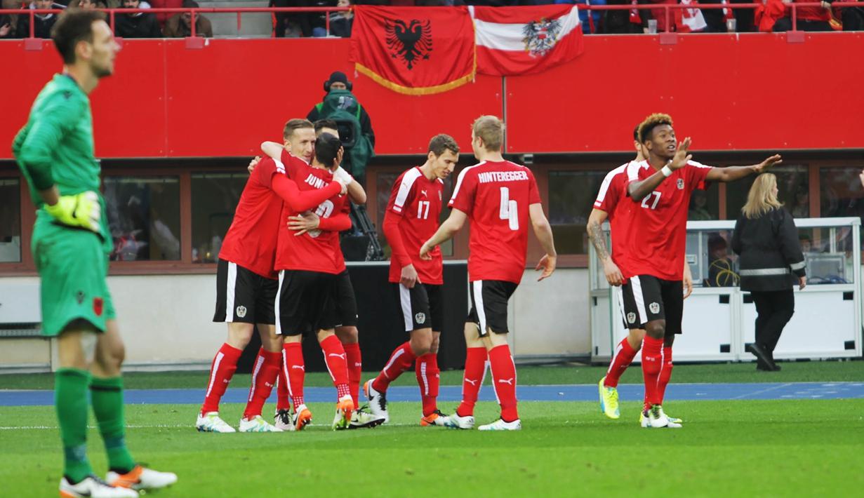 Kiper Albania, Etrit Berisha (kiri), melihat para pemain Austria merayakan gol keduanya pada laga uji coba yang digelar di Stadion Ernst Happel, Wina, Minggu (27/3/2016) dini hari WIB. (Bola.com/Reza Khomaini)