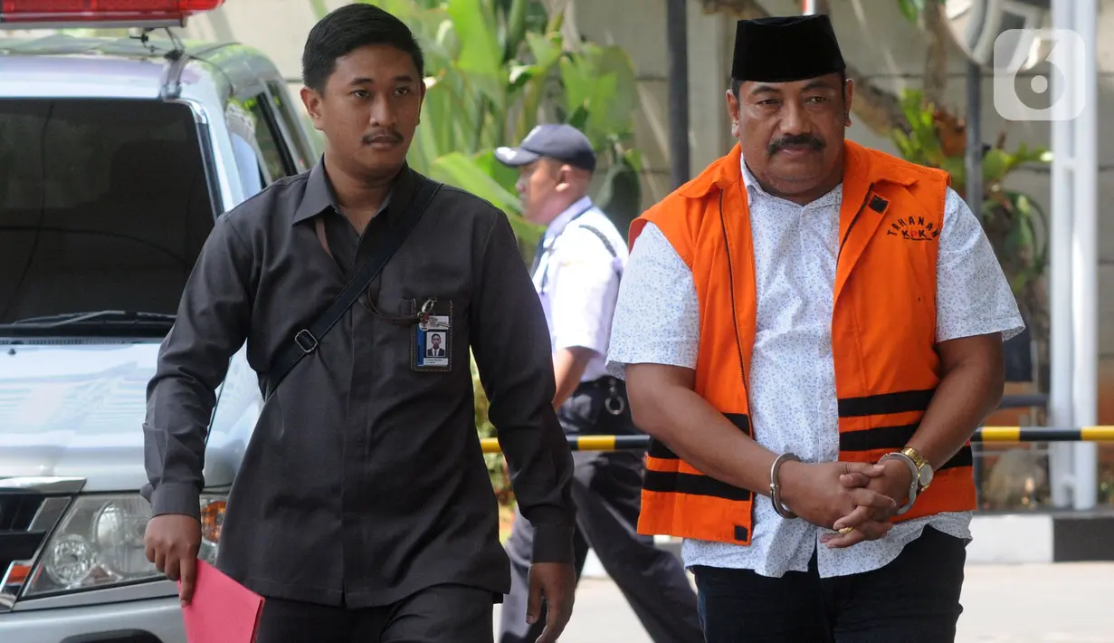 Kontraktor yang merupakan tersangka penyuap Bupati Indramayu, Carsa (kanan) tiba untuk menjalani pemeriksaan di Gedung KPK, Jakarta, Senin (21/10/2019). Carsa diperiksa terkait dugaan korupsi suap pengaturan proyek di lingkungan Pemerintah Kabupaten Indramayu Tahun 2019. (merdeka.com/Dwi Narwoko)