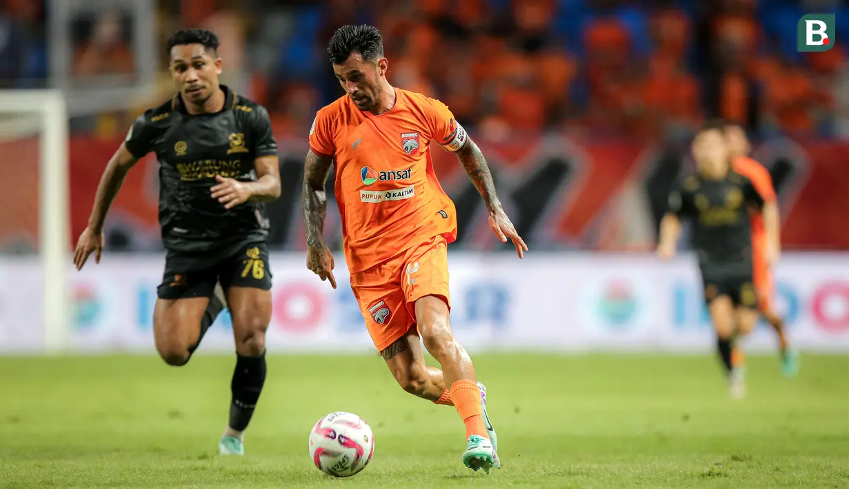 <p>Kapten tim Borneo FC, Stefano Lilipaly (kanan) menguasai bola dibayangi pemain Madura United, Dodi Alekvan pada laga leg kedua semifinal Championship Series BRI Liga 1 2023/2024 di Stadion Batakan, Balikpapan, Kalimantan Timur, Minggu (19/5/2024). (Bola.com/Bagaskara Lazuardi)</p>