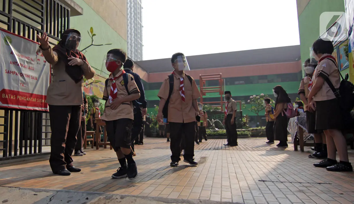 Para siswa bersiap melakukan uji coba kegiatan belajar tatap muka di SDN Kenari 07/08 Pagi, Jakarta, Rabu (9/6/2021). SDN Kenari 07/08 Pagi menjadi salah satu dari 226 sekolah di Jakarta yang ditetapkan sebagai tempat uji coba kegiatan belajar tatap muka tahap kedua. (Liputan6.com/Herman Zakharia)