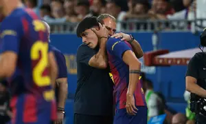 Marc Bernal&nbsp;mendapat pelukan hangat dari Hansi Flick&nbsp;di laga La Liga 2025/2026 antara Barcelona vs Valencia, Senin (15/9/2025). (AP Photo/Joan Monfort)