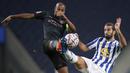 Gelandang Manchester City, Fernandinho berebut bola dengan gelandang FC Porto, Sergio Oliveira pada matchday kelima Grup C Liga Champions di Estadio Do Dragao, Porto, Rabu (2/12/2020) dini hari WIB. Manchester City harus puas bermain 0-0 lawan Porto. (AP Photo/Luis Vieira)