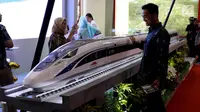 Pengunjung melihat miniatur kereta cepat di pameran Indonesia Business and Development Expo (IBD Expo) di Jakarta, Rabu (20/9). Pameran IBD Expo berlangsung dari 20-23 September 2017. (Liputan6.com/Angga Yuniar)
