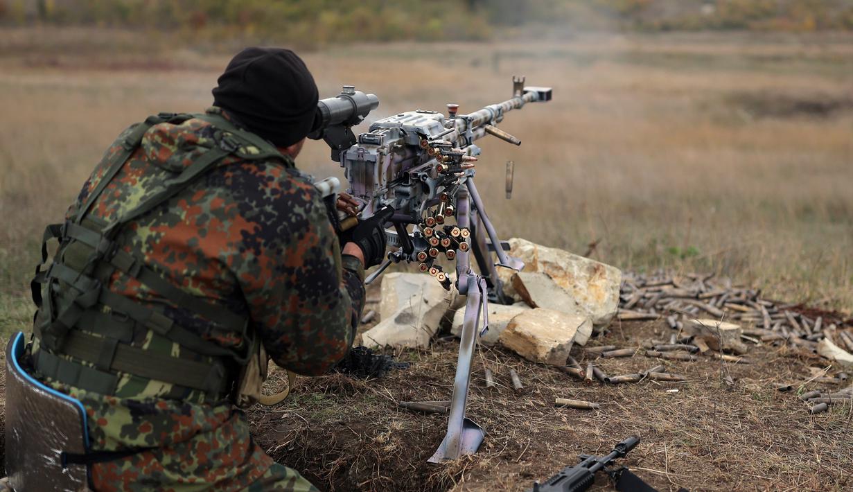 Seorang rekrutan menembakkan senapan mesin saat pelatihan militer di lapangan tembak di wilayah Krasnodar, Rusia, 21 Oktober 2022. Presiden Rusia Vladimir Putin beberapa waktu lalu mengumumkan mobilisasi militer parsial. Akan ada 300.000 tentara cadangan dikirim berperang ke Ukraina. (AP Photo)
