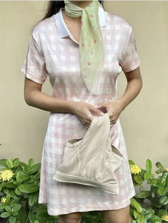 Tak hanya satu warna, Putri membuat beberapa versi warna tas underwear, seperti tosca hingga warna cream. Tas underwear cream dibuat menjadi mini bag. Instagram @putrisamboda