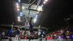 Pebasket Pelita Jaya, Indrawan Ponsianus, berusaha memasukan bola dijaga pebasket Satria Muda, Christian Sitepu, pada laga IBL seri 1 di Hall A Senayan, Jakarta, Sabtu (16/1/2016). Pelita Jaya berhasil menang 66-57. (Bola.com/Vitalis Yogi Trisna)