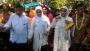 Pasca digelarkan akad nikah, Nani dan Ajip kerap menunjukan kemesraan mereka di hadapan publik. Menyusuri jalan di sekitar lokasi pernikahan, Ajip yang berbaju batik terlihat menggandeng tangan istrinya. (Fathan Rangkuti/Bintang.com)