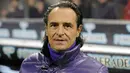 Pelatih Fiorentina, Cesare Prandelli mengamati anak didiknya berlaga kontra AC Milan dalam lanjutan partai Serie A pada 17 Januari 2009 di San Siro, Milan. AFP PHOTO/DAMIEN MEYER