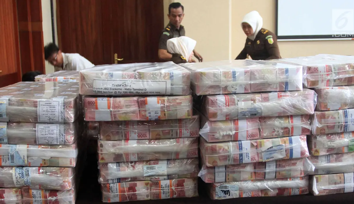 Penampakan uang ganti rugi korupsi BLBI dengan terpidana Samadikun Hartono ditunjukkan di Gedung Bank Mandiri, Jakarta, Kamis (17/5). Samadikun dihukum 4 tahun penjara serta diwajibkan mengembalikan uang sebesar Rp 169 miliar. (Liputan6.com/Angga Yuniar)