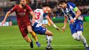Aksi gelandang AS Roma, Bryan Cristante pada leg 1, 16 besar Liga Champions yang berlangsung di stadion Olimpico, Roma, Rabu (13/2). AS Roma menang 2-1 atas FC Porto. (AFP/ Alberto Pizzoli)