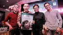 Sebelum meluncurkan album, grup yang digawangi oleh empat orang personel itu terlebih dulu meluncurkan trilogi single. Lagu Terlatih Patah Hati (2013), Gagal Bersembunyi (2014) dan Penawar Letih (2015). (Adrian Putra/Bintang.com)