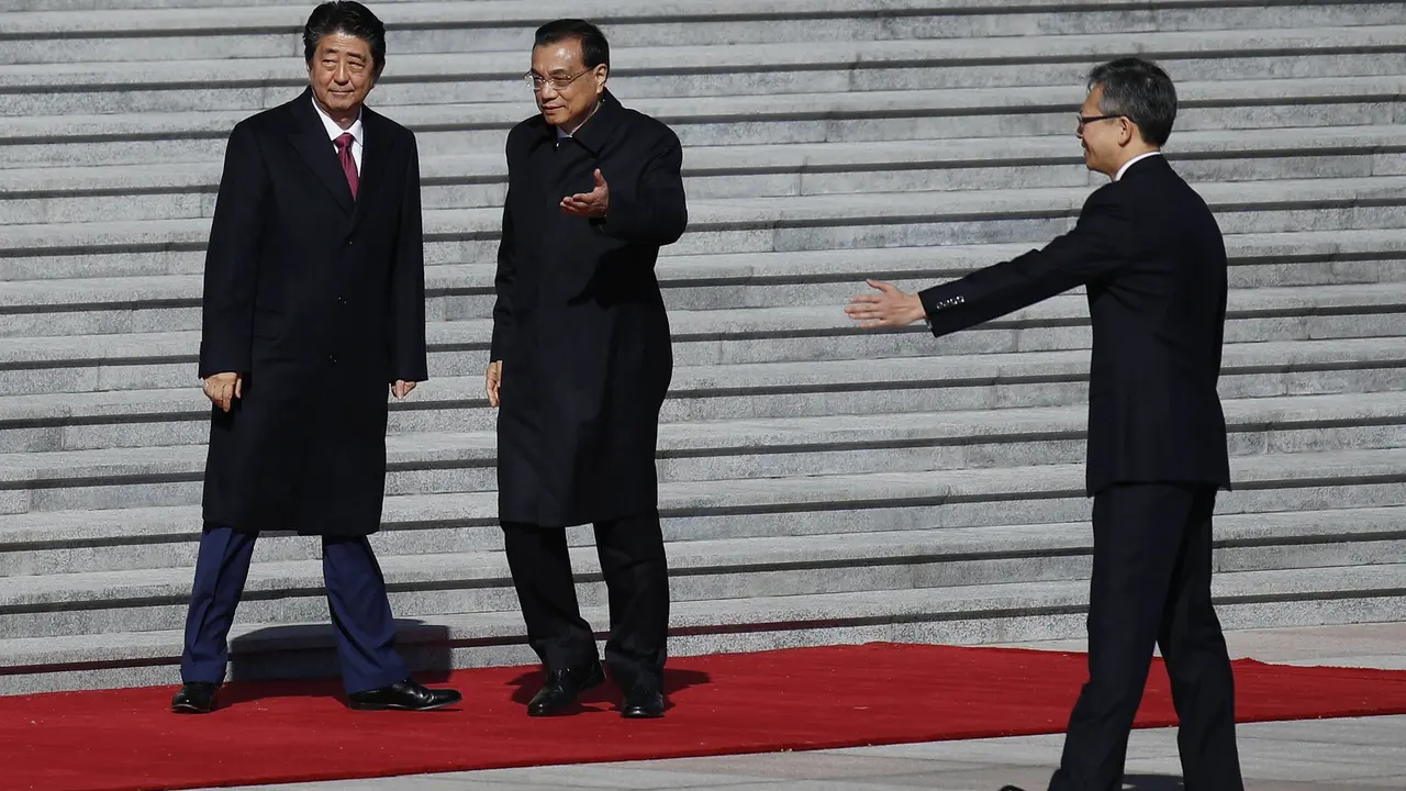 Perdana Menteri Jepang Shinzo Abe bertemu dengan PM China Li Keqiang di Beijing, 26 Oktober 2018 (AP/Amdy Wong)