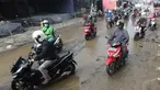 Pengendara motor menghindari lubang yang cukup dalam akibat jalan yang rusak di Jalan Raya Bojonggede, Bogor Senin (11/5/2020). Beberapa titik jalan yang menghubungkan Citayam Depok - Bojonggede Bogor mengalami kerusakan yang cukup parah sejak tiga bulan terakhir. (merdeka.com/Arie Basuki)
