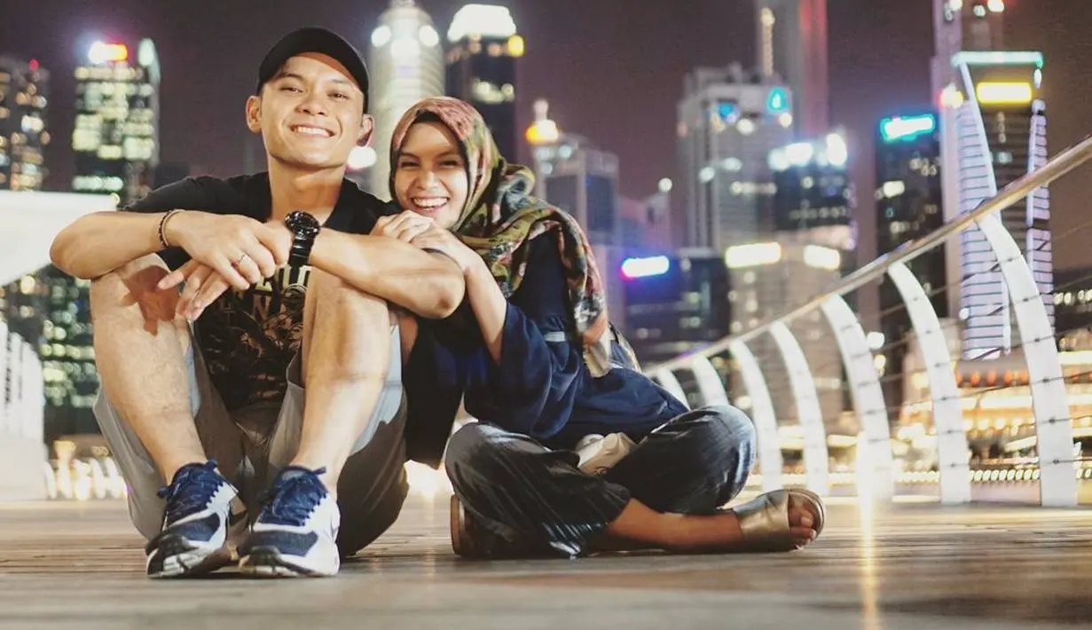 "Keluarga sih support banget kita nikah, tapi banyak yang meragukan juga. Karena habis nikah aja kita langsung berantem loh," ujar Ben Kasyafani saat berbincang bersama Bintang.com jelang satu tahun pernikahannya. (Instagram/nesyanabila)