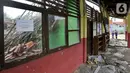 Siswa melihat bangunan sekolah yang ambruk di SDN Malangnengah II di Kampung Jaha, Desa Malang Negah, Kec. Pangedagang, Kabupaten Tangerang, Banten, Rabu (13/11/2019). Tiga ruang kelas di SD itu roboh akibat kontur tanah di lingkungan sekolah yang ambles karena hujan. (merdeka.com/Arie Basuki)