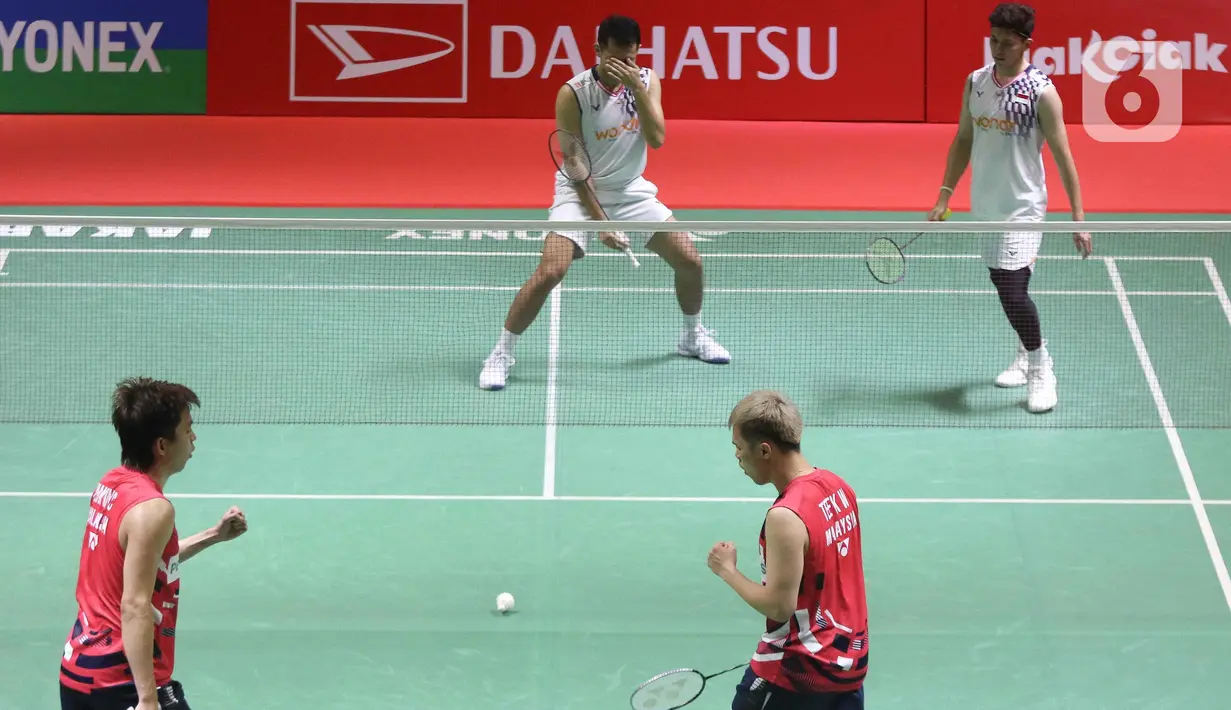 Fajar Alfian/Muhammad Rian Ardianto menyerah dua game langsung (11-21, 19-21) dari ganda putra Malaysia Man Wei Chong/Kai Wun Tee. (Liputan6.com/Herman Zakharia)