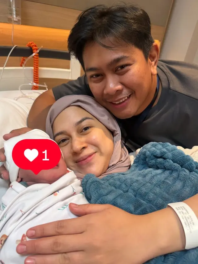 Nina Zatulini baru saja melahirkan anak ke-4 dengan bahagia. [@natasharizkynew]