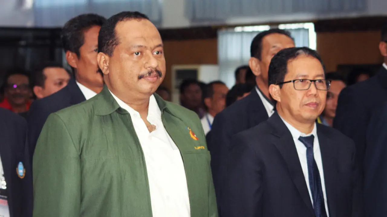 Wakil Ketua Umum PSSI, Joko Driyono (Kanan), dalam Kongres Tahunan Asprov PSSI Jatim, di Kota Batu, didampingi Ketua Harian KONI Jatim, M. Nabil (Liputan6.com / Dimas Angga P)