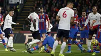 Suasana kemelut di depan gawang Crystal Palace saat melawan Liverpool pada laga Premier League di Stadion Selhurst Park, London, Sabtu (23/11). Palace kalah 1-2 dari Liverpool. (AFP/Ian Kington)