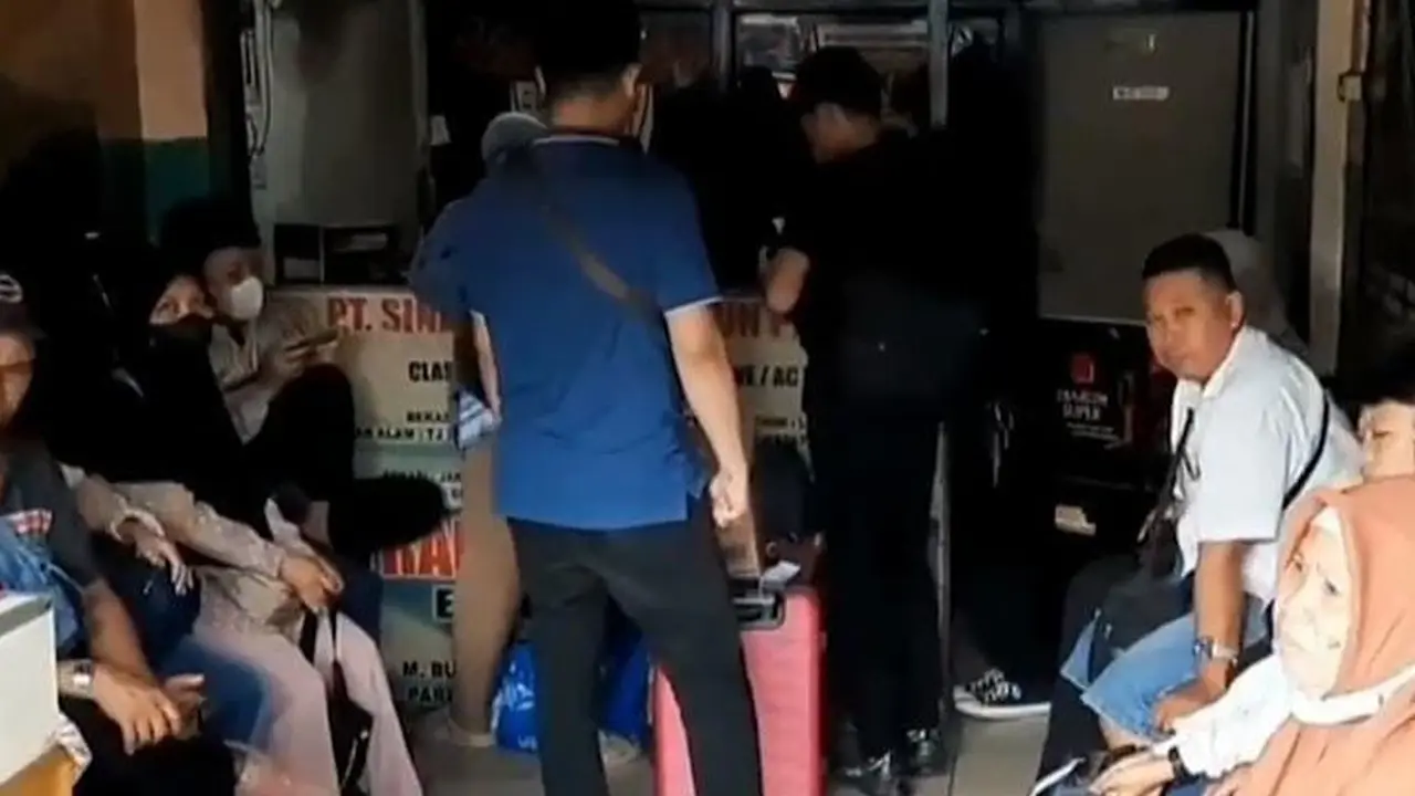 Pemudik mulai memadati Terminal Induk Kota Bekasi.