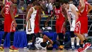 Para pemain mendatangi pemain New Orleans Pelicans, Anthony Davis, yang terjatuh setelah berduel dalam laga pramusim NBA Global Games 2016 di Beijing, China, Rabu (12/10/2016) WIB. (Reuters/Thomas Peter)