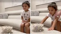 Kylie Jenner lakukan fruit snack challenge bersama putrinya, Stormi Webster. (dok. screenshot Instagram @kyliejenner/https://www.instagram.com/p/CAErDMyHnMO/)