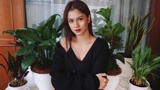 FOTO: Gaya Kasual Hana Saraswati, Simpel dan Stylish