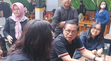 Bacagub Jakarta Pramono Anung berbincang dengan anak-anak muda di sebuah restoran hits di kawasan Kemang, Jakarta Selatan. (Merdeka.com)