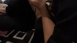 Suasana tahlilan berlangsung penuh khidmat. Doa-doa dipanjatkan oleh para hadirin untuk mendiang Johnny Wong agar mendapatkan tempat terbaik di sisi-Nya. Semua yang hadir larut dalam momen haru, termasuk Chand yang ikut berdoa sambil menengadahkan tangan. (Liputan6.com/IG/@chand_kelvin)