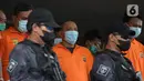 Para tersangka dihadirkan saat rilis kasus pungli terhadap sopir truk kontainer Tanjung Priok di Polda Metro Jaya, Jakarta, Kamis (17/6/2021). Polisi menangkap 24 orang dari empat kelompok preman. (merdeka.com/Imam Buhori)