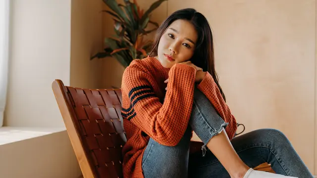 perempuan sedih bingung