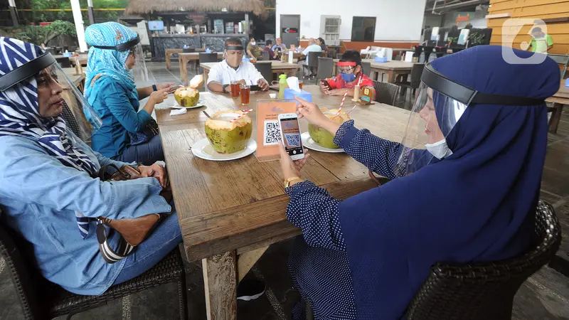 FOTO: Penerapan Protokol Kesehatan Rumah Makan di Tangsel